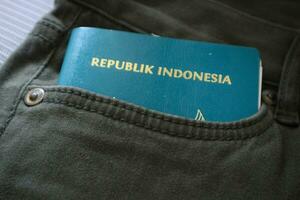 un indonesiano cittadinanza passaporto nel un' verde denim tasca. foto