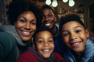 famiglia felice a casa foto