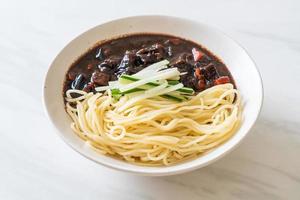 jajangmyeon o jjajangmyeon sono noodle coreani con salsa nera black foto