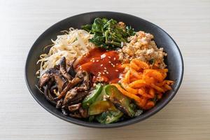 insalata piccante coreana con riso - cibo tradizionalmente coreano, bibimbap
