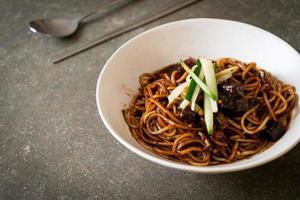 jajangmyeon o jjajangmyeon sono noodle coreani con salsa nera black foto