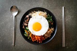 insalata piccante coreana con riso - cibo tradizionalmente coreano, bibimbap