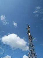 comunicazione Torre, elettrico Torre, energia presa, telecomunicazione Torre, mobile Telefono relè Torre, con cavi e altro tecnologico sfondo foto