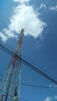 comunicazione Torre, elettrico Torre, energia presa, telecomunicazione Torre, mobile Telefono relè Torre, con cavi e altro tecnologico sfondo foto