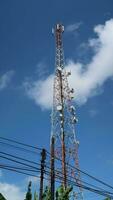 comunicazione Torre, elettrico Torre, energia presa, telecomunicazione Torre, mobile Telefono relè Torre, con cavi e altro tecnologico sfondo foto