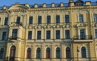 vecchio storico edificio facciata di morbido giallo e bianca colore con finestre nel santo pietroburgo, Russia. classico russo città Casa esterno, davanti Visualizza di tradizionale europeo stile edificio nel Russia. foto