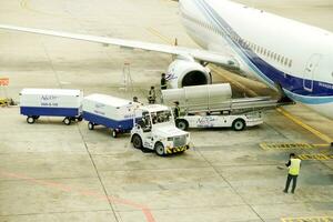 bangkok, Tailandia, 2018 - nuovo gen linea aerea personale utilizzando carico carrello consegna Bagaglio per caricatore carrello Caricamento in corso bagaglio per il aereo. foto