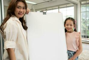 famiglia di artisti quello trascorrere fine settimana a casa pittura con acqua foto