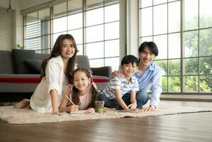 un' ragazzo e un' figlia a partire dal un asiatico famiglia. il bambini siamo avendo divertimento nel il arte di disegno. foto