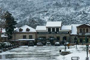 mtskheta, Georgia - gennaio 13, 2023 camminare lungo il strada nel piccolo cittadina inverno stagione foto