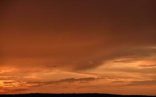 rosa nuvole e sera tramonto cielo dopo un' temporale. blu rosso tramonto sera. bellissimo rosa nuvole. foto