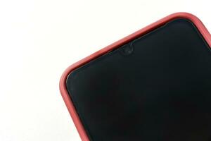 un' smartphone nel un' rosso Astuccio e un' nero schermo. rosso Telefono su un' bianca sfondo. foto