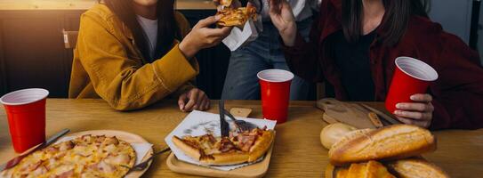 gruppo di giovane amici mangiare Pizza a casa e avendo divertimento foto