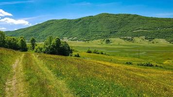 montagna e giornata di sole foto