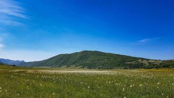 montagna e giornata di sole foto