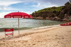 fetovaia, isola d'elba, toscana italia settembre, 22 2020 bagnino sedia e ombrellone alla spiaggia vuota di fetovaia, isola d'elba, toscana, italia concetto di salvataggio e sicurezza dei nuotatori foto