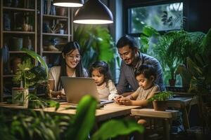 famiglia è guardare a un' il computer portatile mentre seduta su un' divano foto