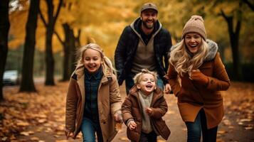 famiglia felice nel parco foto