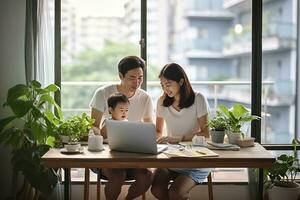 giovane famiglia utilizzando il computer portatile foto