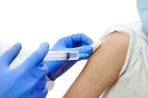 vaccinazione. medico fabbricazione vaccino iniezione su bambino mano. isolato su bianca sfondo foto