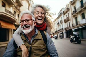 contento maggiore coppia nel il strada foto