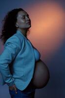multietnico bellissimo incinta donna in attesa madre, godendo sua incinta 36 settimana, isolato su neon leggero sfondo foto
