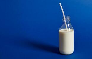 studio tiro di bicchiere bottiglia con latte, per internazionale latte giorno. foto