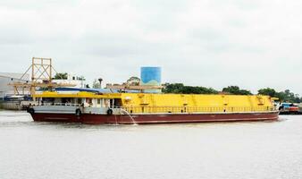 carico nave nel chao Phraya fiume a Tailandia foto