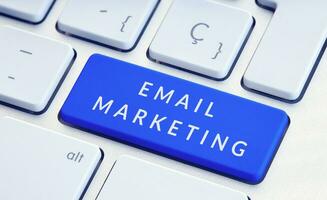 e-mail marketing concetto. frase su blu computer tastiera chiave foto