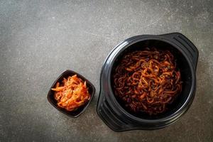 spaghetti neri coreani o spaghetti istantanei con salsa chajung arrosto foto