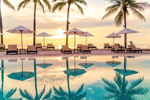 ombrellone e sedia intorno alla piscina nel resort dell'hotel con l'alba al mattino