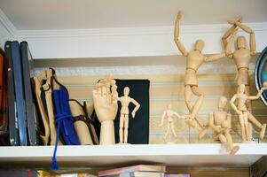 di legno disegno indossatrice manichino, Bambola per imparare Come per disegnare il umano corpo nel posizione di movimento, su mensola nel arte negozio. foto