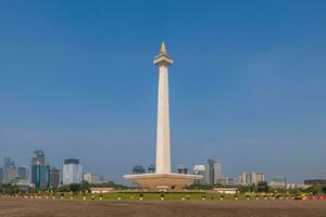 nazionale monumento in piedi nel il mezzo di il merdeka quadrato, un' grande piazza collocato nel il centro di Giacarta, Indonesia foto