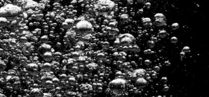 bibita acqua bolle spruzzi subacqueo contro nero sfondo. foto