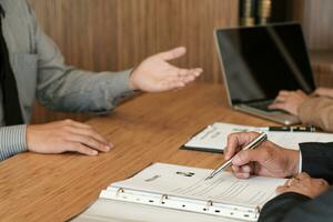 esaminatore lettura un' curriculum vitae durante lavoro colloquio a ufficio attività commerciale e umano risorse concetto foto