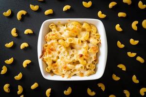 mac e formaggio americano, pasta di maccheroni in salsa di formaggio foto