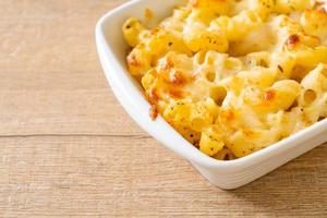 mac e formaggio americano, pasta di maccheroni in salsa di formaggio foto