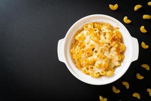 mac e formaggio americano, pasta di maccheroni in salsa di formaggio foto