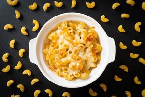 mac e formaggio americano, pasta di maccheroni in salsa di formaggio foto