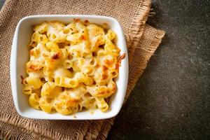 mac e formaggio americano, pasta di maccheroni in salsa di formaggio foto