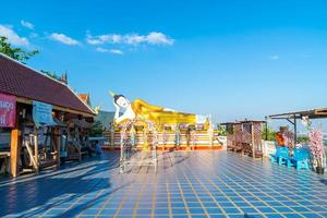 chiang mai, thailandia - 6 dic 2020 - vista del tempio d'oro di wat phra that doi kham a chiang mai, thailandia. questo tempio è arroccato sulla collina di doi kham