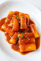 Stick di torta di riso coreano in salsa piccante - tteokbokki foto