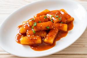 Stick di torta di riso coreano in salsa piccante - tteokbokki foto