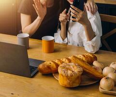 contento Due giovane donne guardare il computer portatile computer durante cucinando insieme nel cucina camera a casa. Due giovane diverso lesbica donne la spesa tempo insieme. lgbt e Genere identità concetto foto