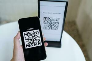 qr codice pagamento. e portafoglio. uomo lettura etichetta accettato creare digitale pagare senza denaro.scansione qr codice in linea shopping senza soldi pagamento e verifica tecnologia concetto. foto