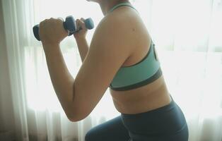 vicino su Immagine di attraente in forma donna nel Palestra foto