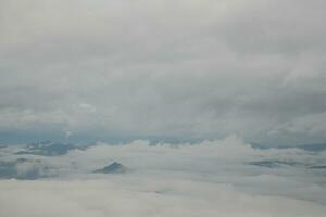 montagna gamma con visibile sagome attraverso il mattina blu nebbia. foto