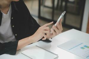 imprenditore uomo d'affari asiatico e donna d'affari che discutono di un nuovo progetto di business in tablet in una riunione moderna in un ufficio moderno, concetto casual business asiatico. foto