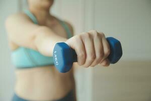 vicino su Immagine di attraente in forma donna nel Palestra foto