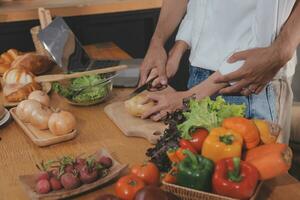 bello uomo seduta vicino il suo moglie a cucina. famiglia coppia vedere sociale media, Surf il ragnatela mentre seduta a cucina tavolo con generico il computer portatile. coppia Lavorando con il computer portatile a casa foto